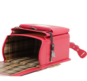 岐阜横山鞄のランドセルです。品番m4rc-cの内側です。レッド色の人工皮革で手作りされたランドセルです。