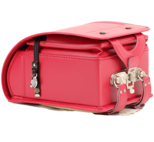 岐阜横山鞄のランドセルです。品番m4rc-cの底側です。レッド色の人工皮革で手作りされたランドセルです。