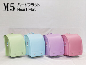 岐阜横山鞄オリジナルランドセルM5Fシリーズのバナーです。素材は人工皮革、デザインはフラットタイプ、ST型ベルトとウイング背カンの組合せで、本体カラーは4色です。