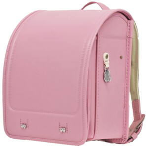 岐阜横山鞄のランドセルです。品番m5fp-fの斜め前側です。フェアリーピンク色の人工皮革で手作りされ、ランドセルです。