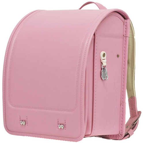 岐阜横山鞄のランドセルです。品番m5fp-fの斜め前側です。フェアリーピンク色の人工皮革で手作りされ、ランドセルです。