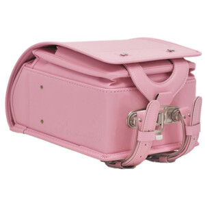 岐阜横山鞄のランドセルです。品番m5fp-fの底側です。フェアリーピンク色の人工皮革で手作りされたランドセルです。