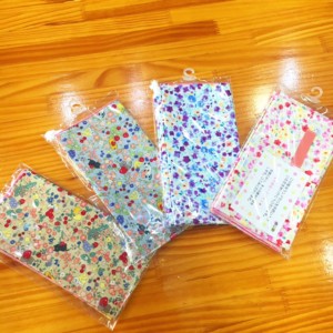 女の子用の4種類の給食袋セットが並んでいる